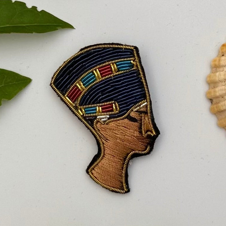 Broche Néfertiti brodée à la main