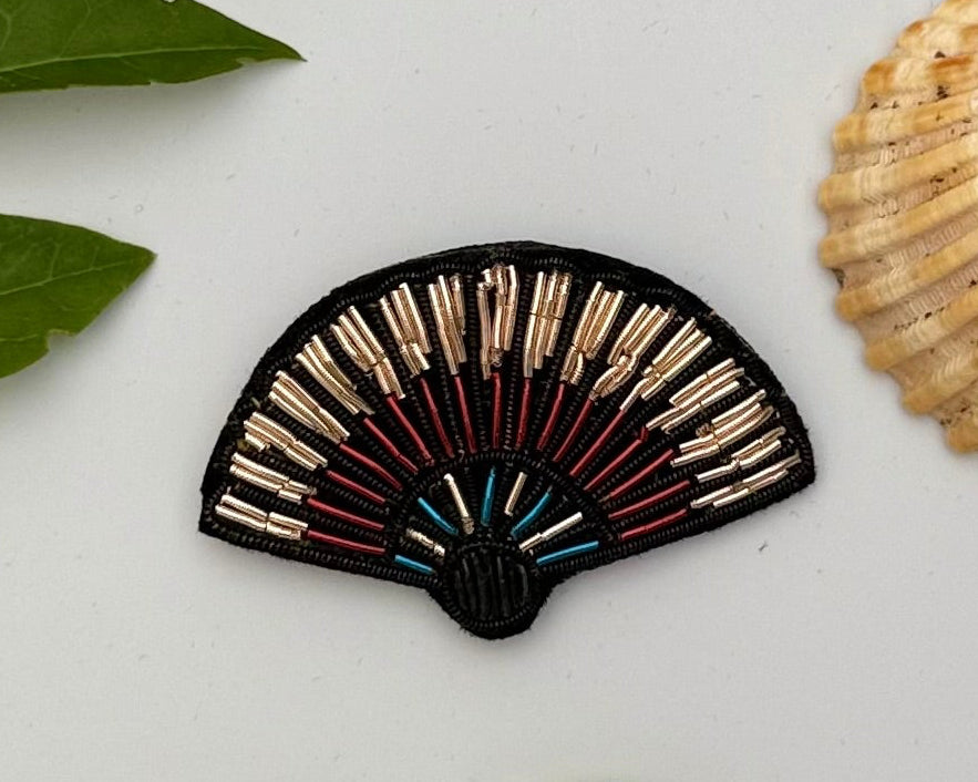 Broche Eventail brodée à la main