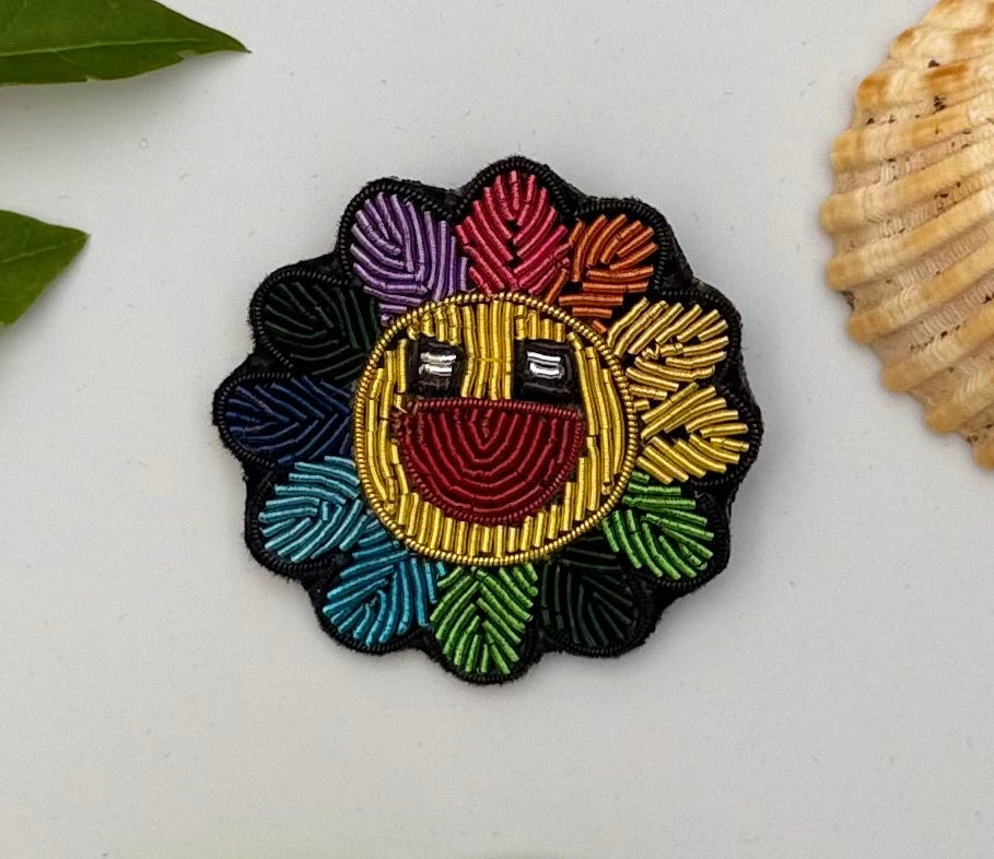 Broche Happy flower brodée à la main