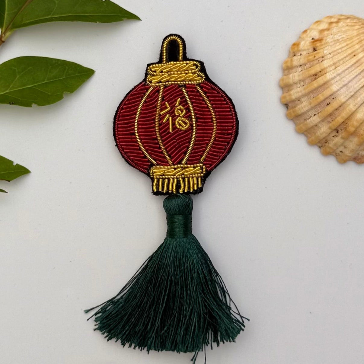 Broche Lanterne Chinoise brodée à la main