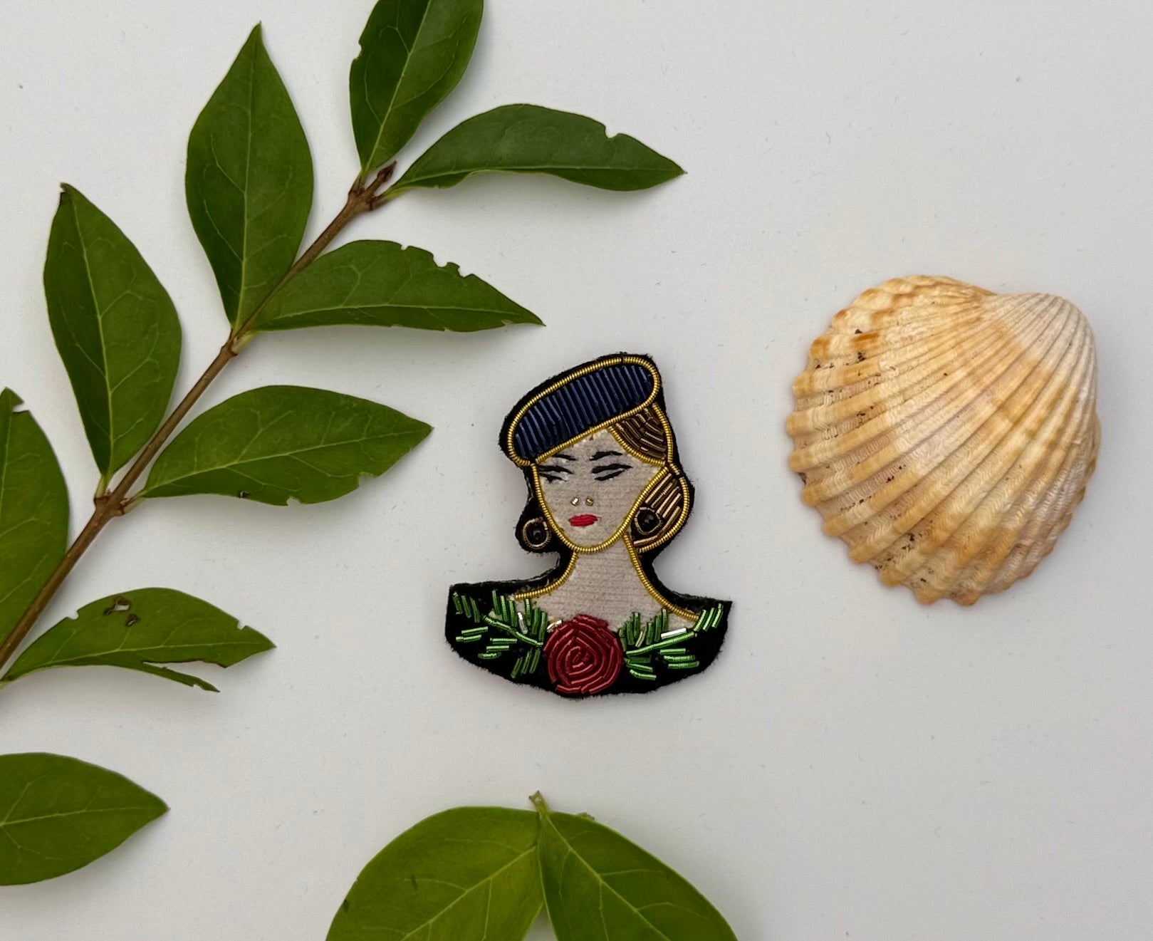 Broche Femme brodée à la main