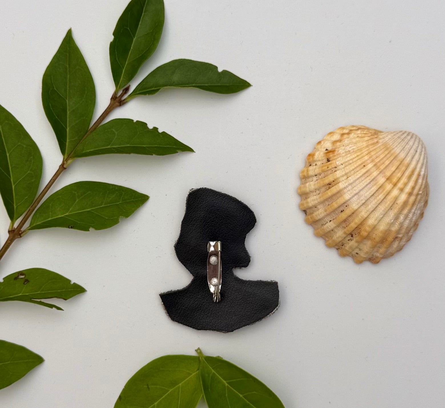 Broche Femme brodée à la main