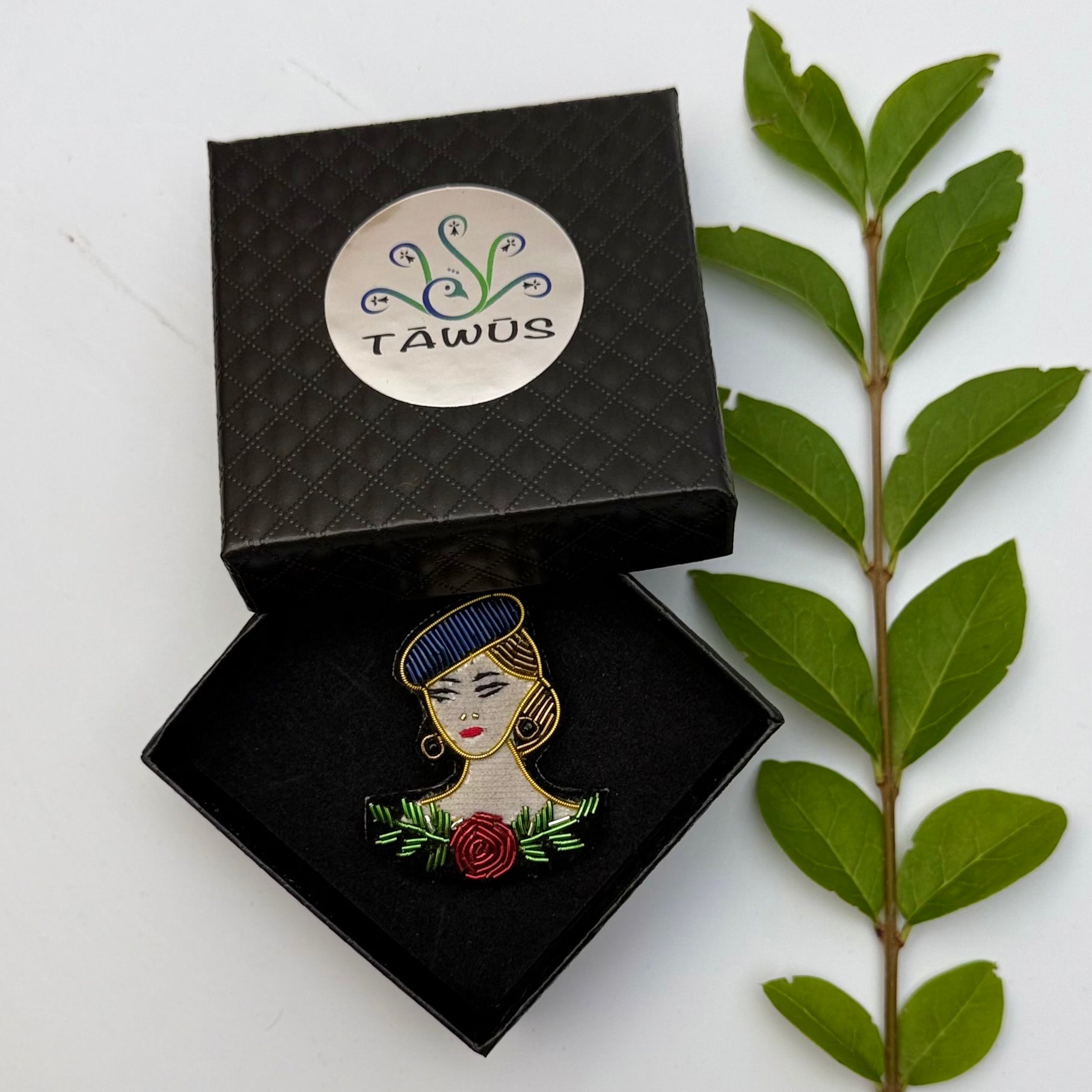 Broche Femme brodée à la main