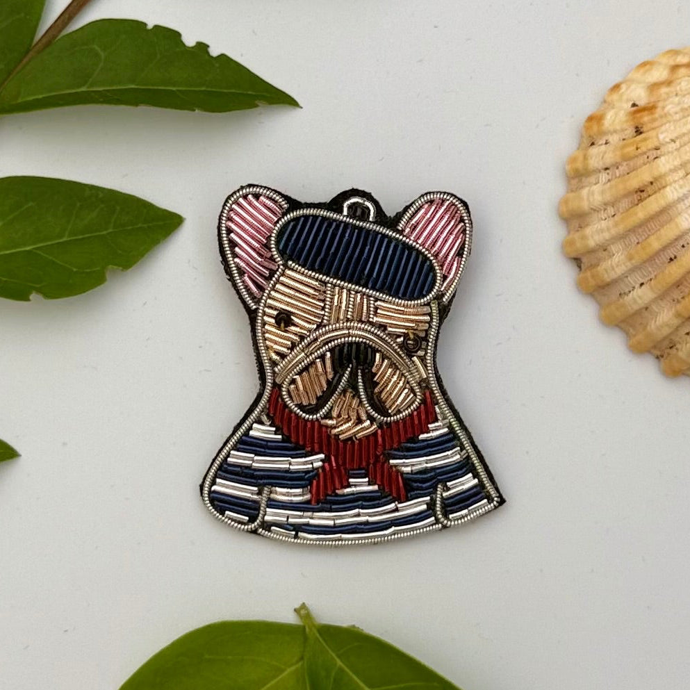 Broche Bouledogue Parisien brodée à la main