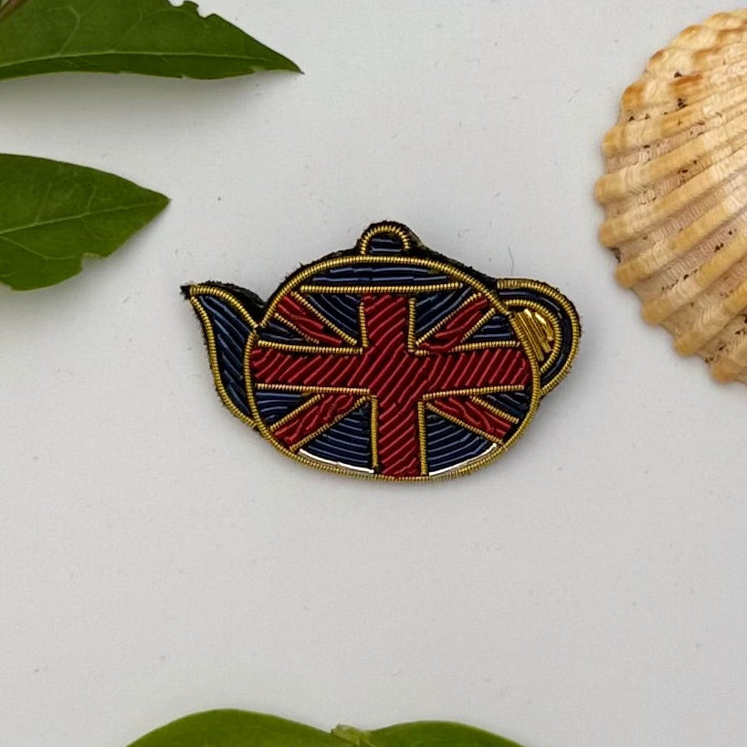Broche Théière So British brodée à la main