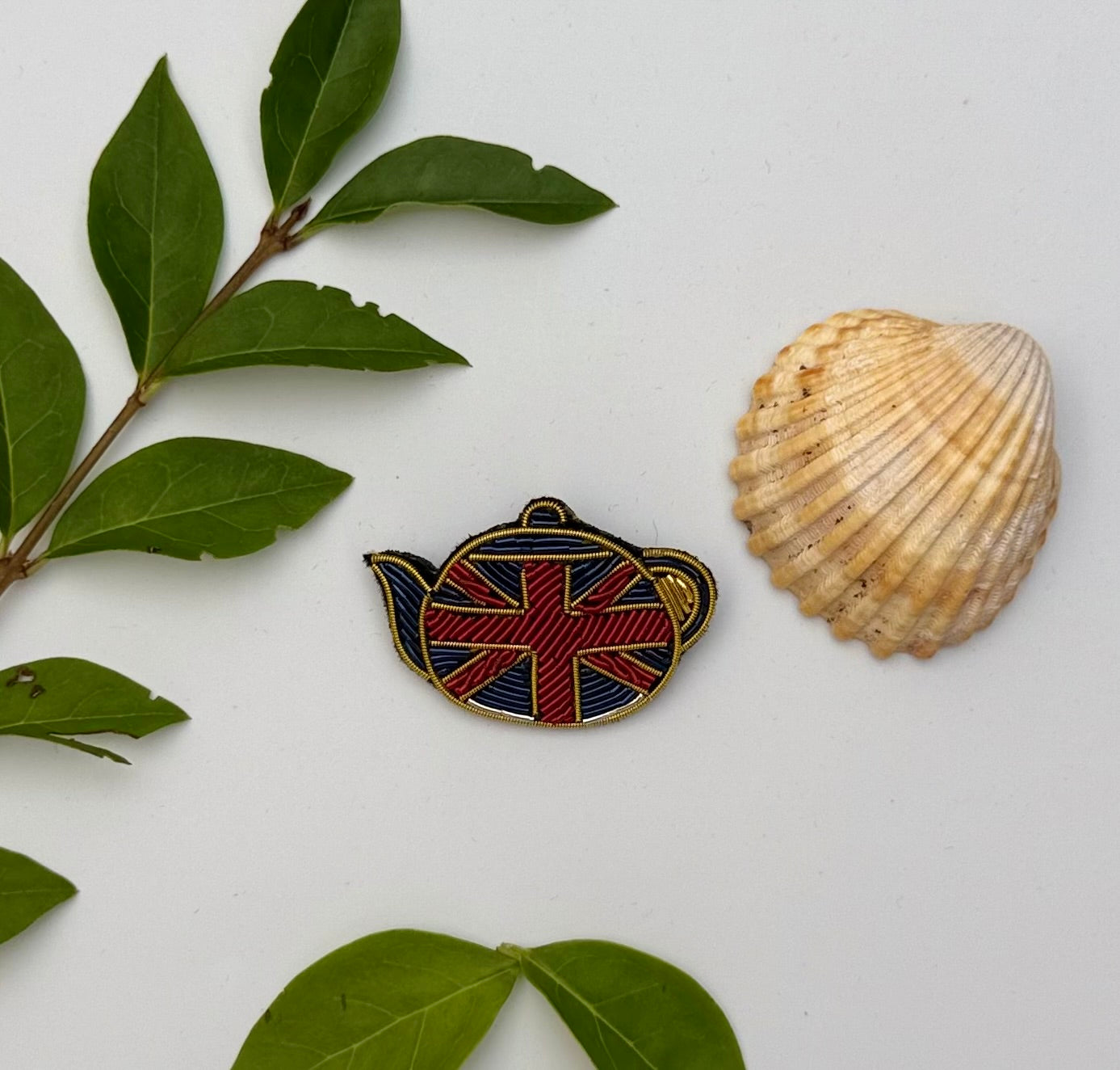 Broche Théière So British brodée à la main