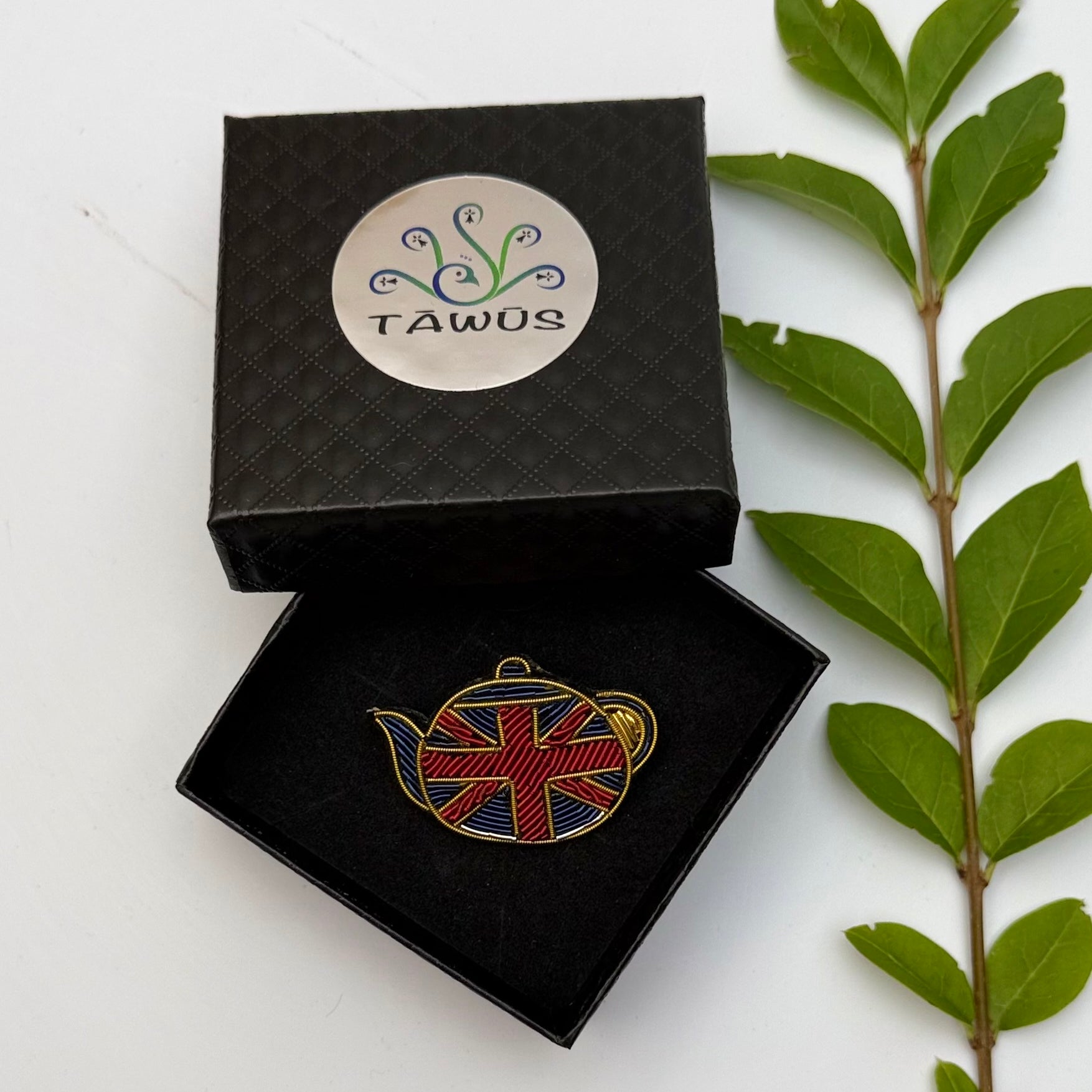 Broche Théière So British brodée à la main