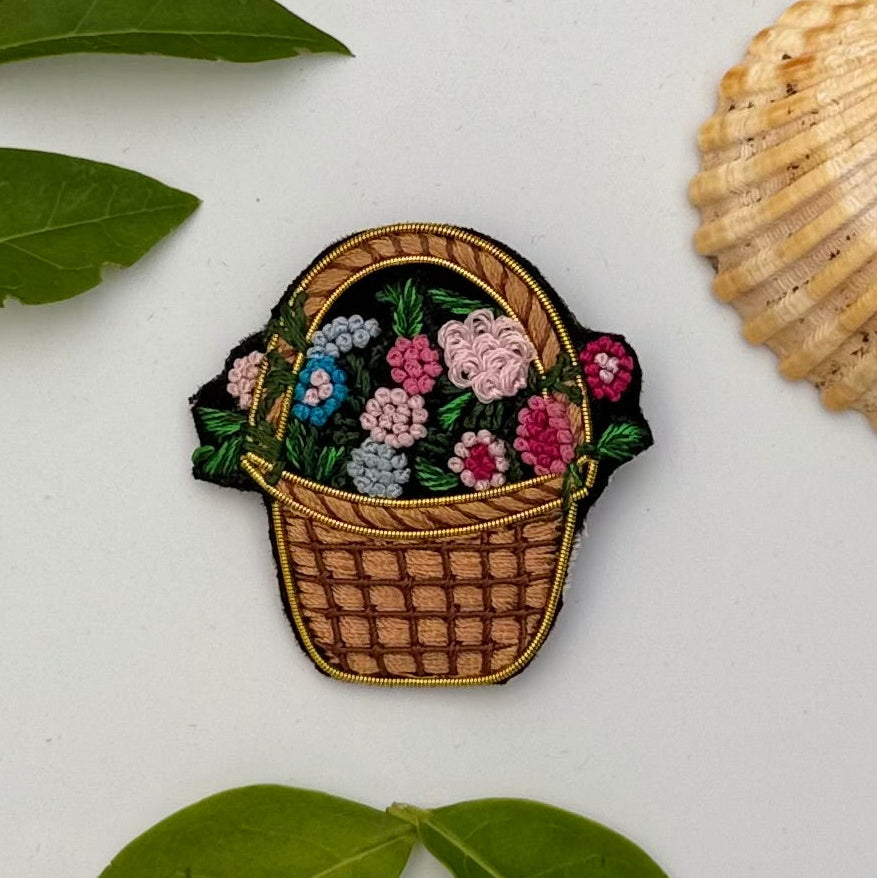 Broche Panier Fleuri brodée à la main