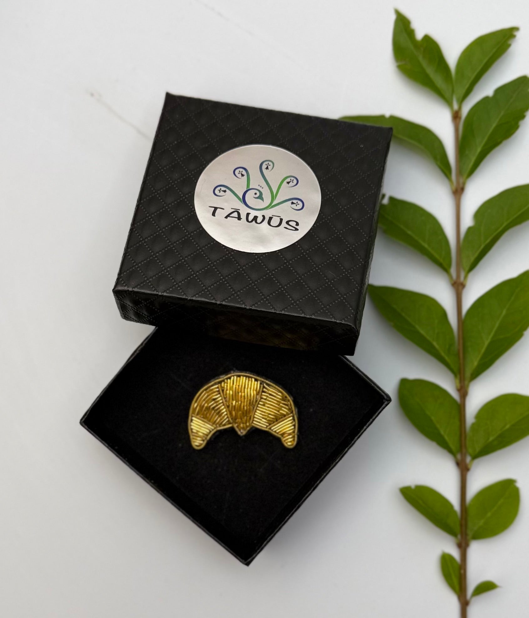 Broche Croissant brodée à la main