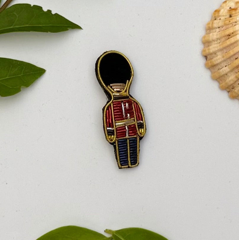Broche Garde Royale brodée à la main