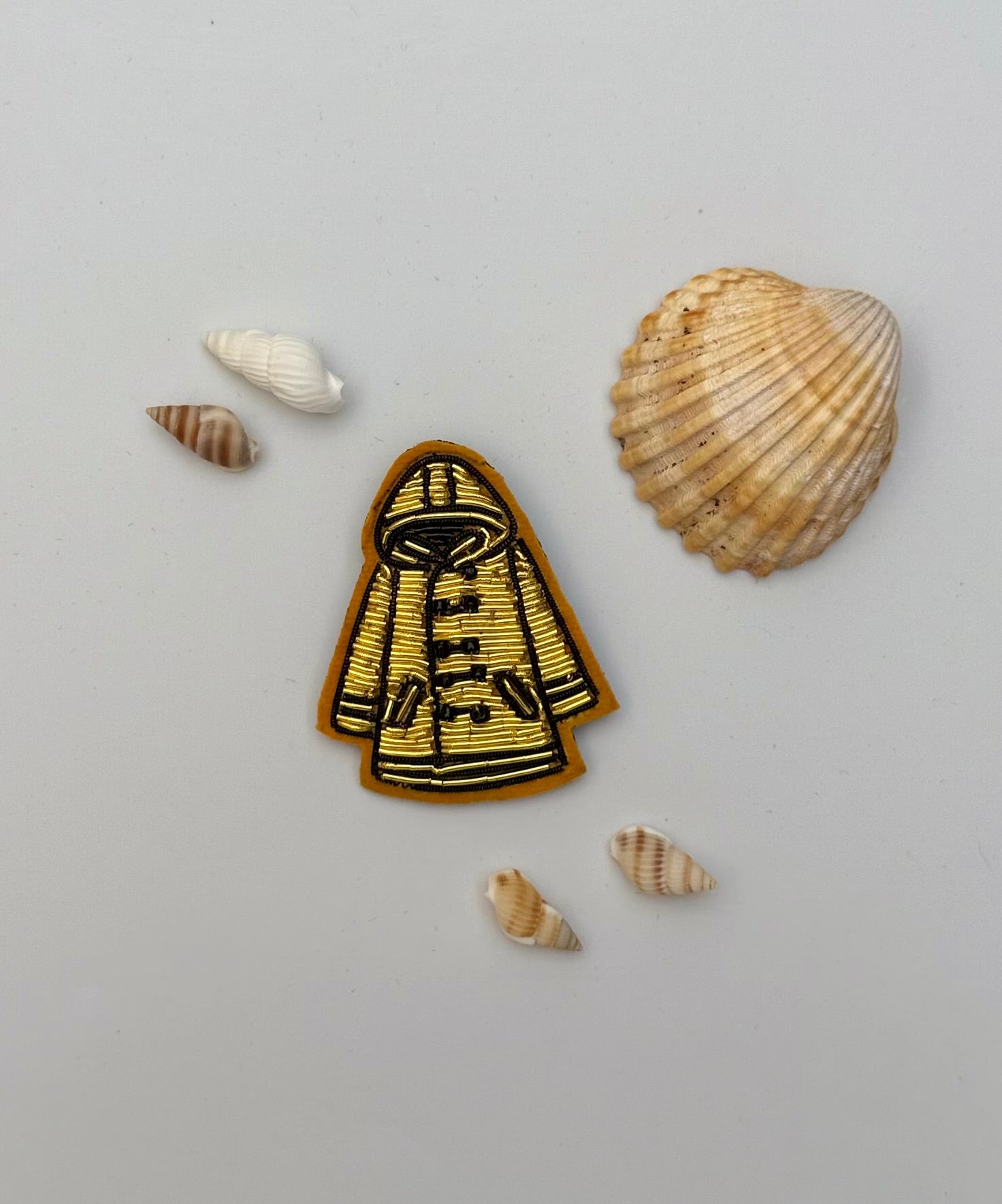 Broche Ciré Marin brodée à la main