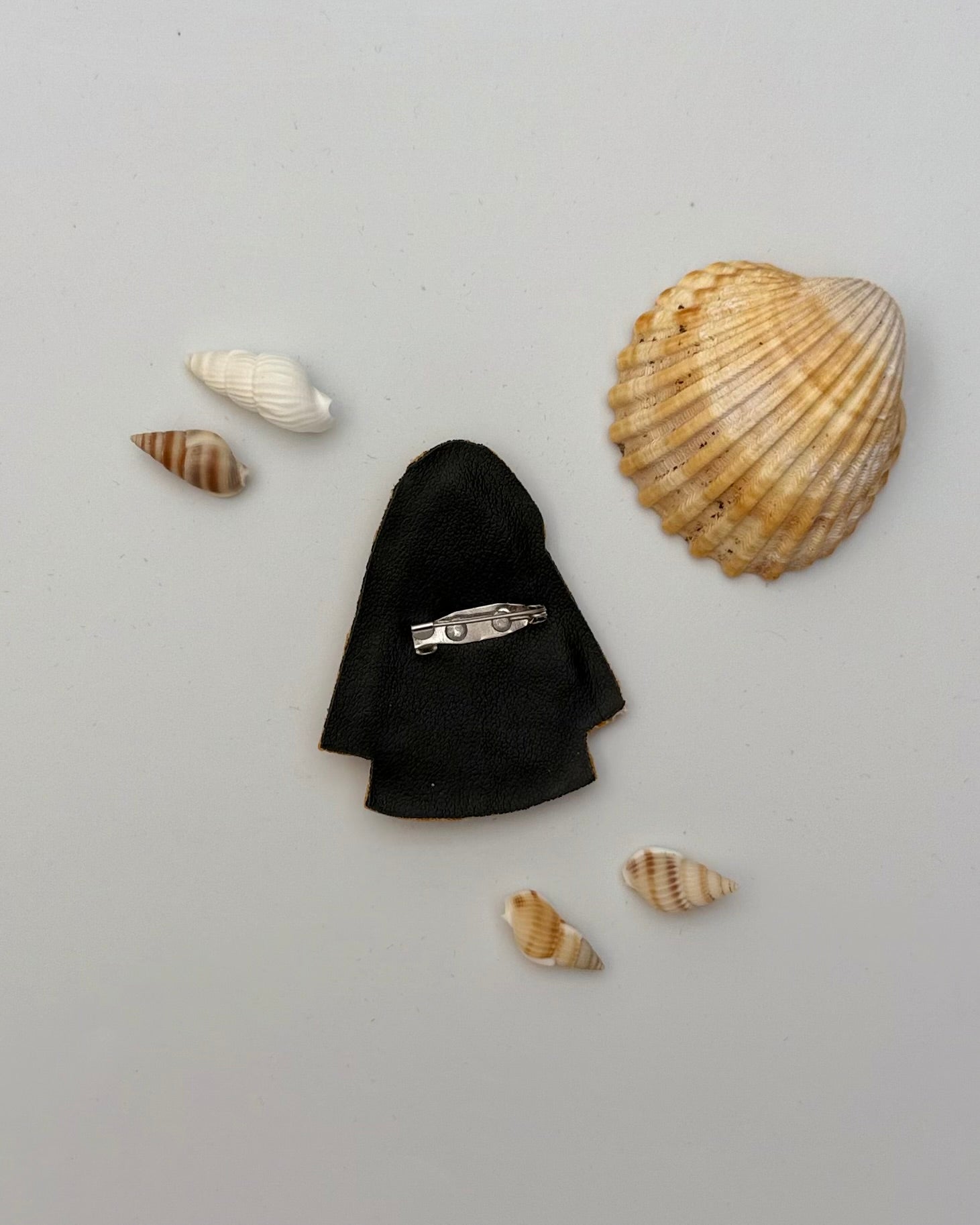 Broche Ciré Marin brodée à la main