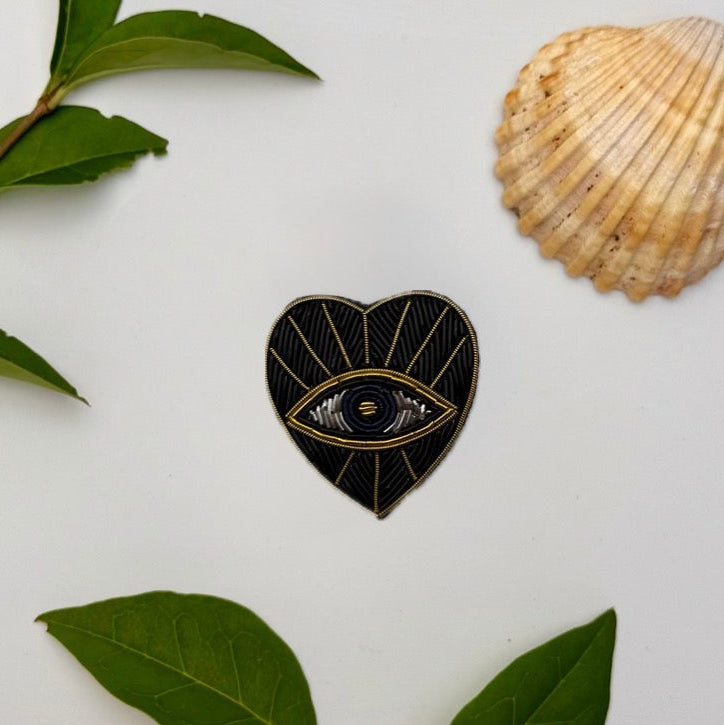 Broche Coeur Oeil Noir brodée à la main