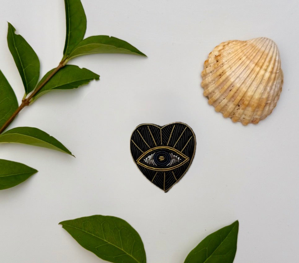 Broche Coeur Oeil Noir brodée à la main