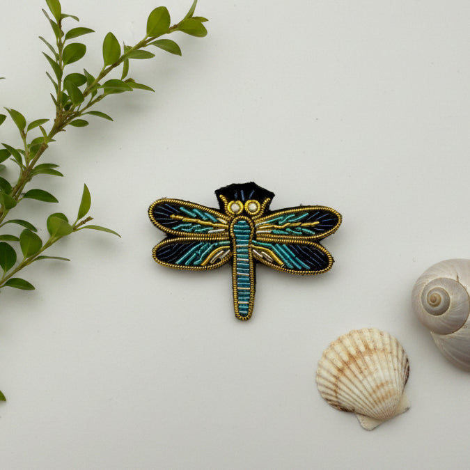 Broche libellule brodée à la main
