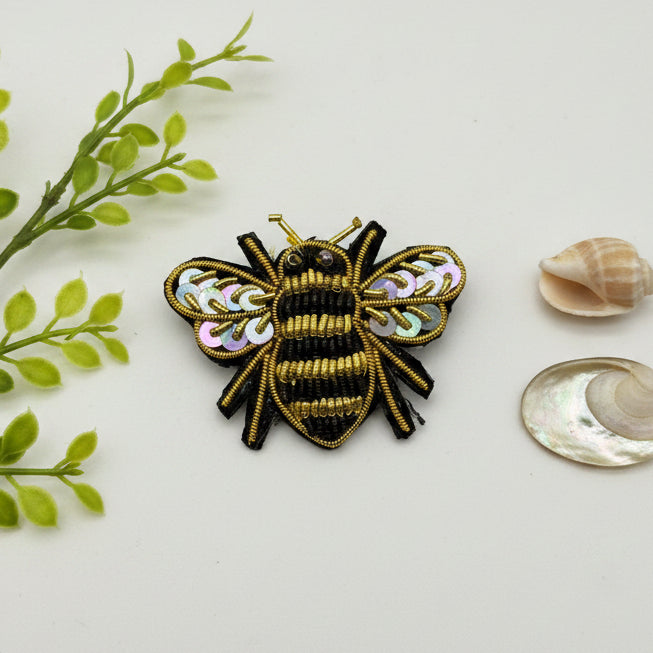 Broche Abeille brodée à la main