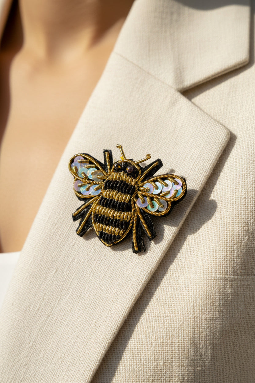 Broche Abeille brodée à la main