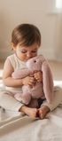 Peluche junior Kanina antique pink Bukowski Design en situation – doudou bébé doux et rassurant, idéal comme cadeau de naissance – Tawus