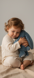 Peluche junior Kahina fjord blue Bukowski Design en situation – doudou bébé doux et rassurant, idéal comme cadeau de naissance – Tawus
