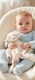 Peluche baby rug mouton Molly  Bukowski Design en situation – doudou bébé doux et rassurant, idéal comme cadeau de naissance – Tawus