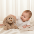 Peluche chien Buddy Bukowski Design en situation – doudou bébé doux et rassurant, idéal comme cadeau de naissance – Tawus