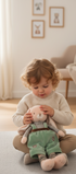 Peluche Bunny Brothers Bukowski Design en situation – doudou bébé doux et rassurant, idéal comme cadeau de naissance – Tawus