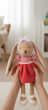 Peluche Bunny Sister Rouge Bukowski Design en situation – doudou bébé doux et rassurant, idéal comme cadeau de naissance – Tawus