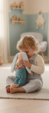 Peluche Lapin Bunny Brothers Bukowski Design en situation – doudou bébé doux et rassurant, idéal comme cadeau de naissance – Tawus