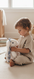 Peluche lapin sweet pretty floral Bukowski Design en situation – doudou bébé doux et rassurant, idéal comme cadeau de naissance – Tawus