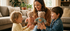  Peluche ours beige Colin de Bukowski Design avec enfants et maman assissent sur un tapis, 