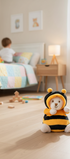 Peluche Ziggy abeille Bukowski Design en situation – doudou bébé doux et rassurant, idéal comme cadeau de naissance – Tawus