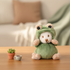 Peluche Ziggy grenouille Bukowski Design en situation – doudou bébé doux et rassurant, idéal comme cadeau de naissance – Tawus