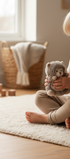 Peluche Ziggy hérisson Bukowski Design en situation – doudou bébé doux et rassurant, idéal comme cadeau de naissance – Tawus