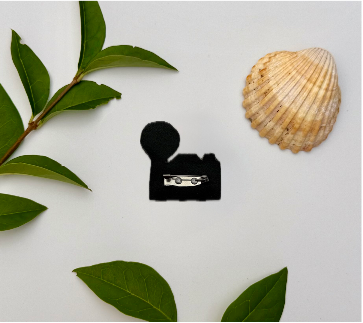 Broche appareil photo brodée à la main