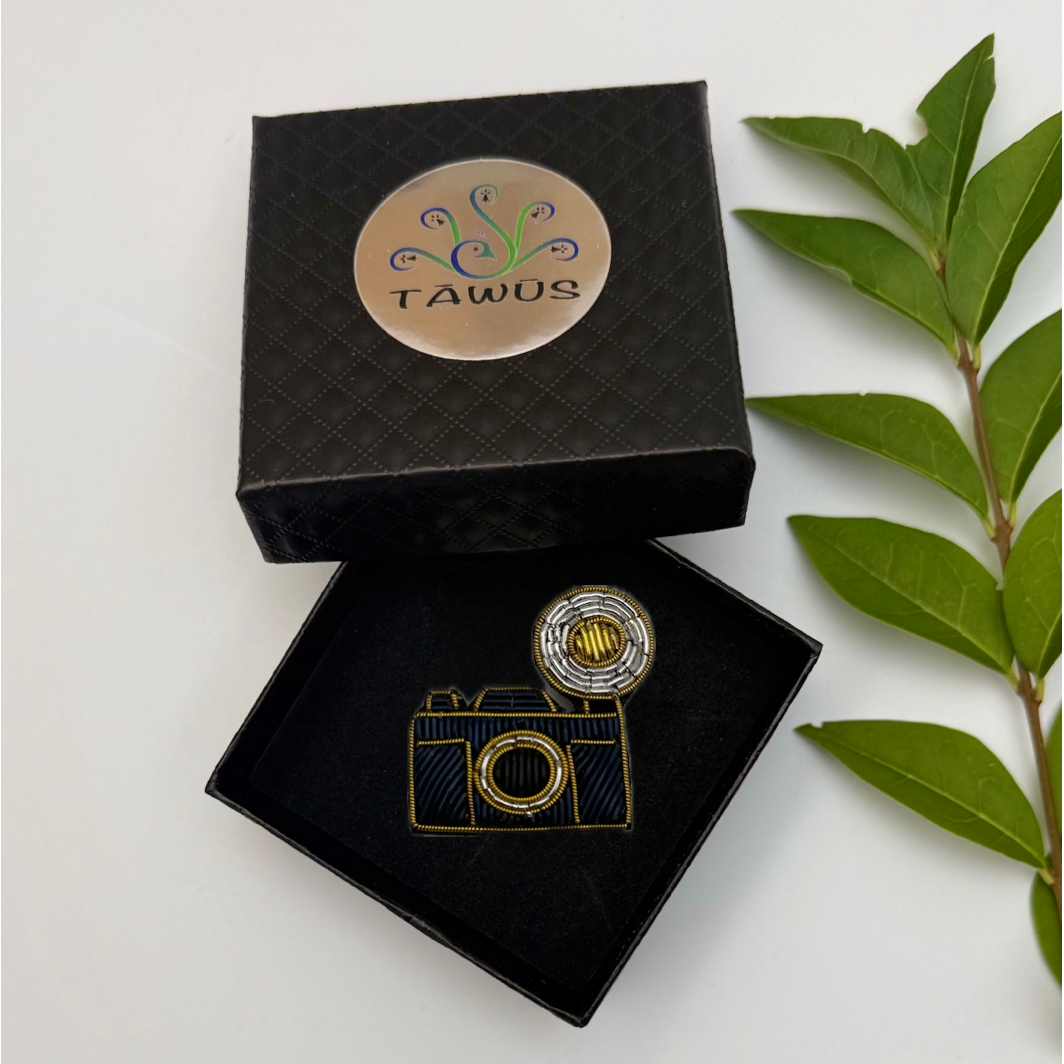 Broche appareil photo brodée à la main