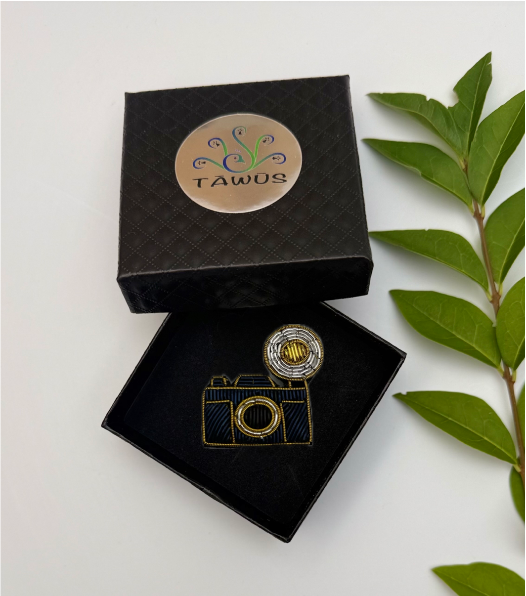 Broche appareil photo brodée à la main