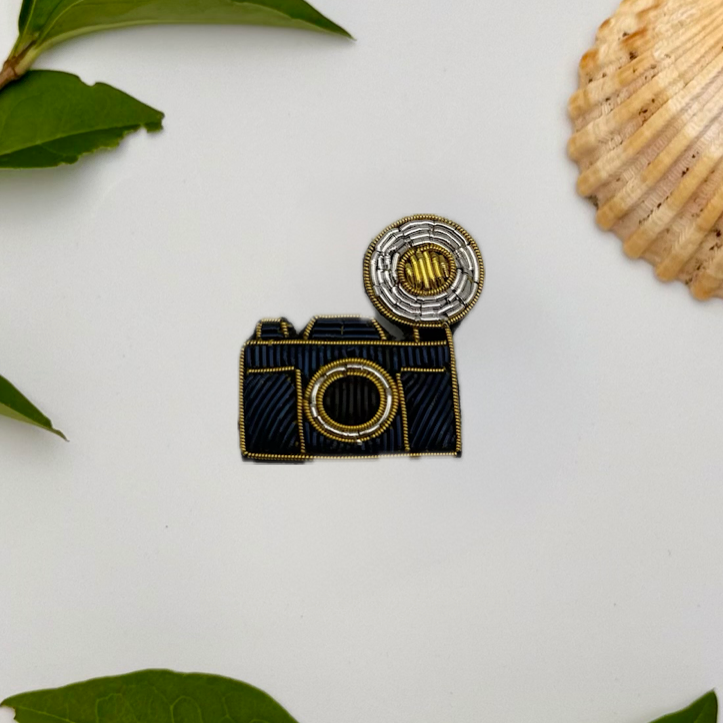 Broche appareil photo brodée à la main