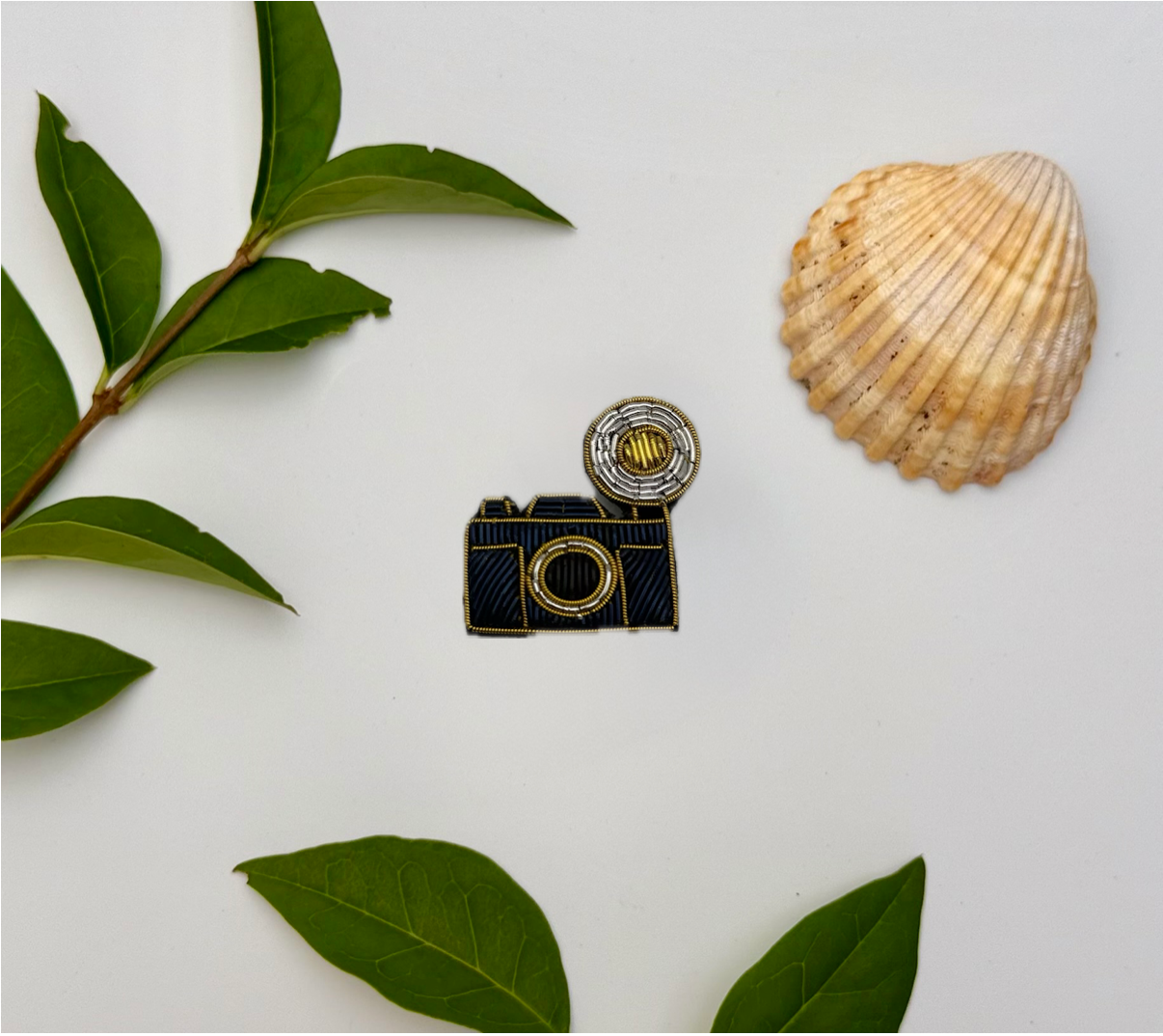 Broche appareil photo brodée à la main