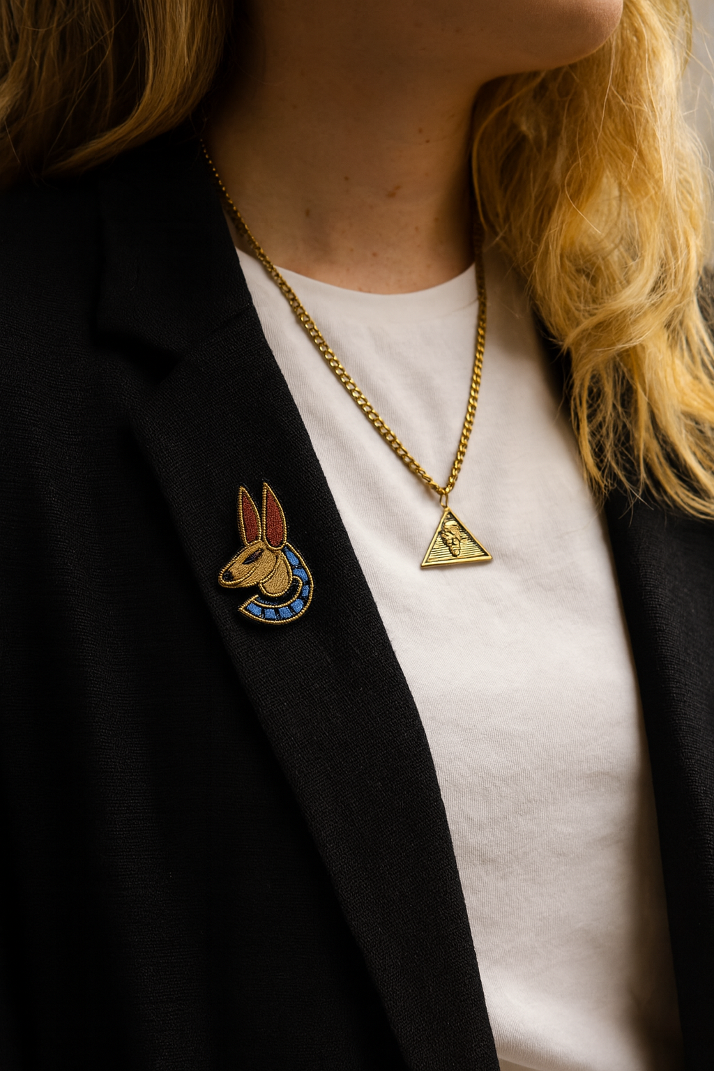 Broche Chacal Egypte brodée à la main