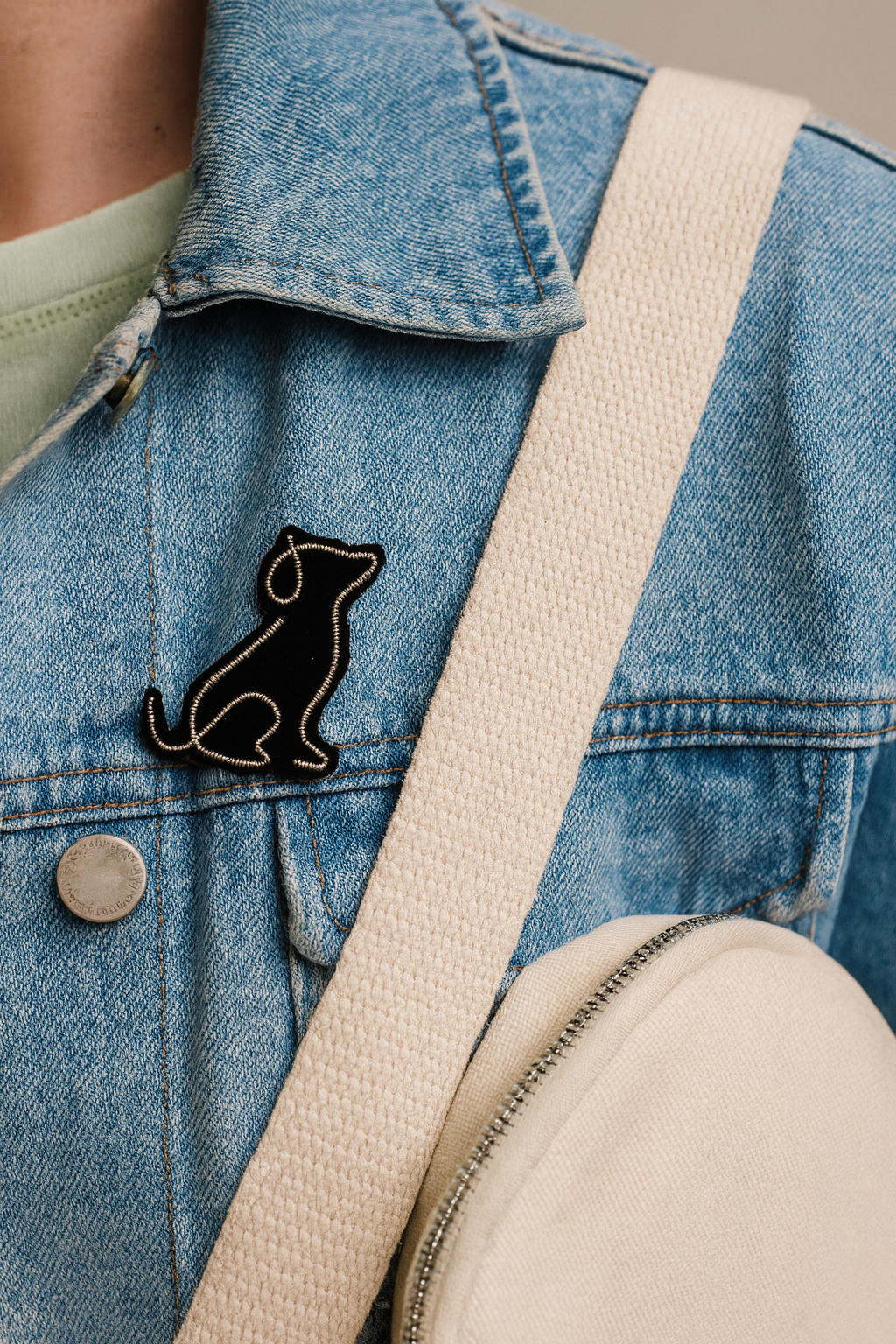 Broche Chien brodée à la main