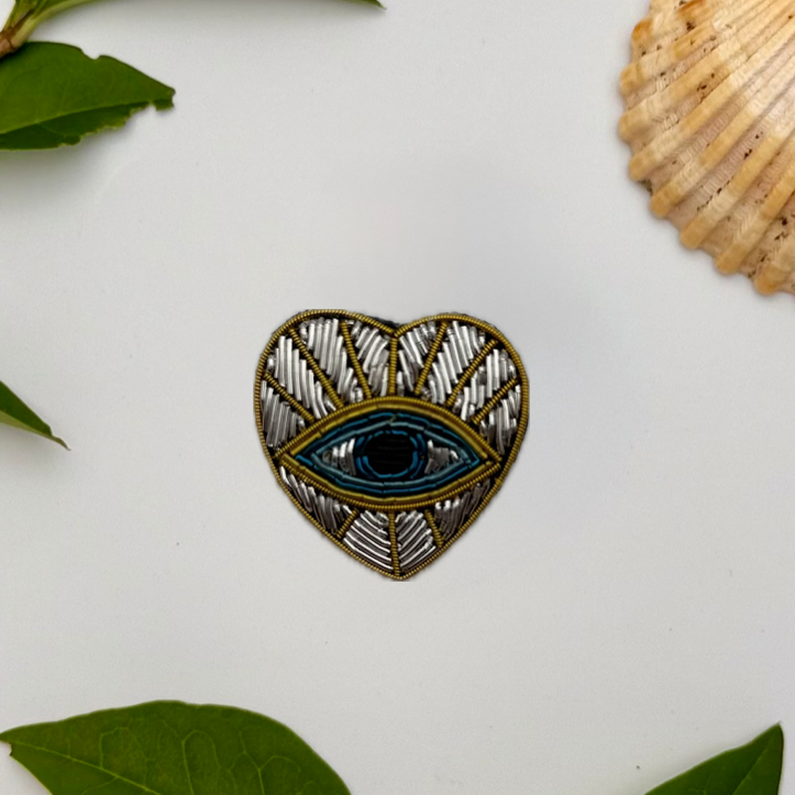 Broche Coeur Oeil Argent & Or brodée à la main
