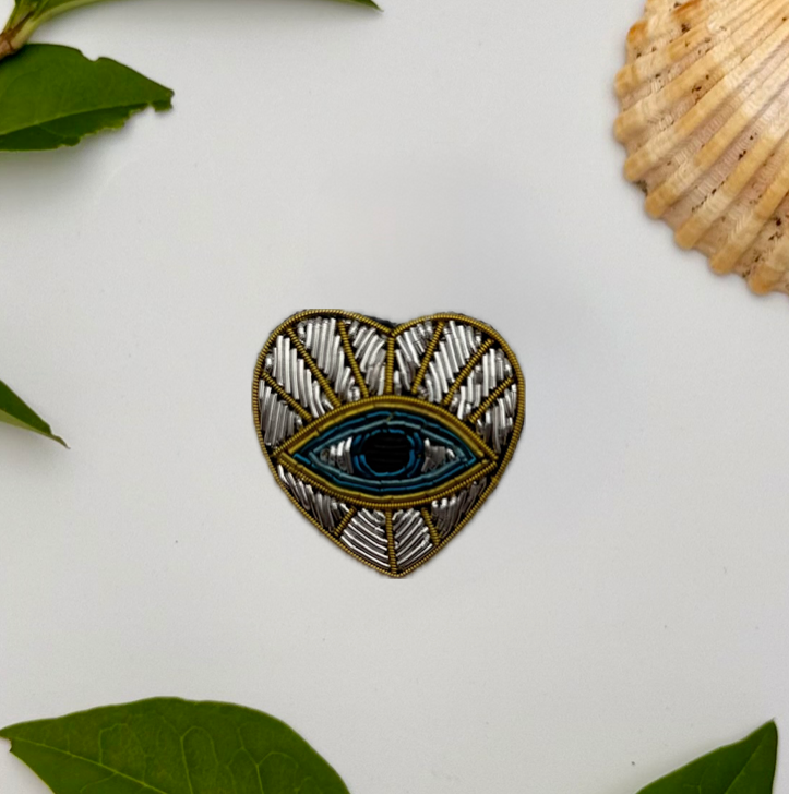 Broche Coeur Oeil Argent & Or brodée à la main