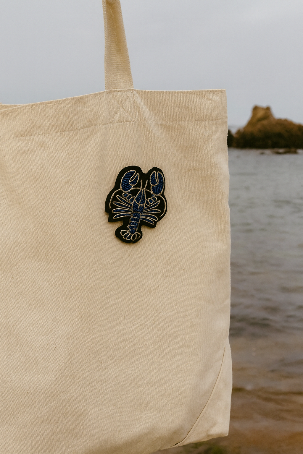 Broche Mini Homard bleu brodée à la main
