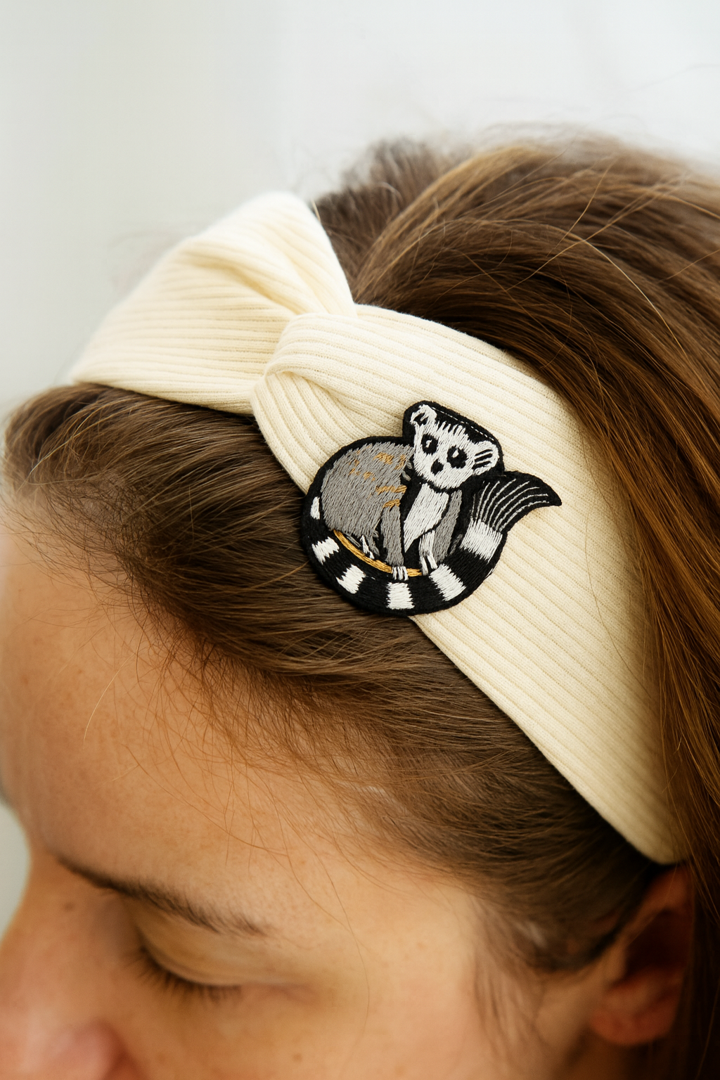 Broche Lémurien brodée à la main