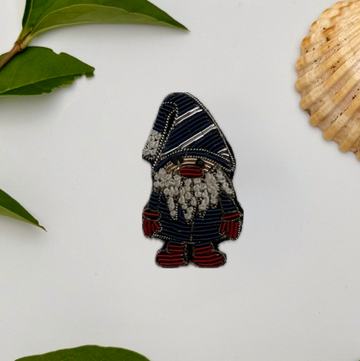 Broche lutin brodée à la main