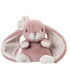  Peluche lapin Cute Kanina vieux rose de Bukowski Design, avec de longues oreilles, un nœud blanc et des pattes blanches, sur fond blanc.