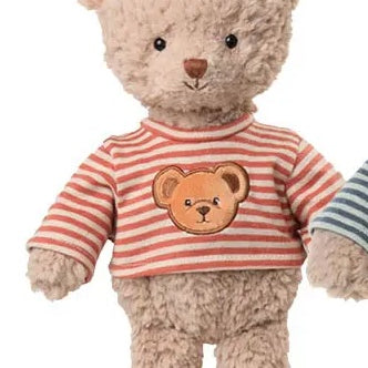 Peluche ours Colin de Bukowski Design vue de face sur fond blanc, avec un pelage beige bouclé et un haut rayé rouge et blanc.