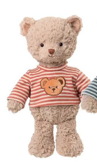 Peluche ours Colin de Bukowski Design vue de face sur fond blanc, avec un pelage beige bouclé et un haut rayé rouge et blanc.