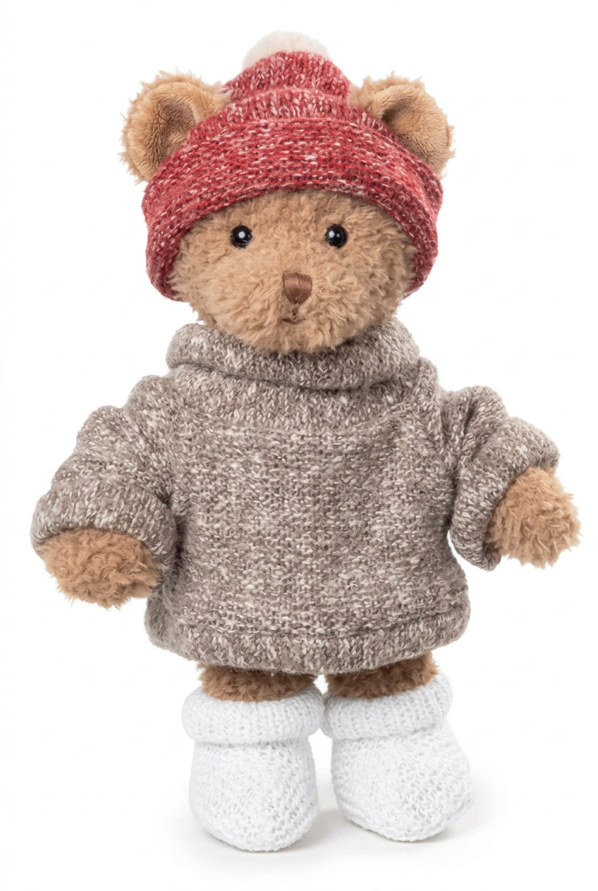 Peluche ours Matt de Bukowski Design vue de face sur fond blanc, en pull gris, bonnet rouge et chaussons blancs