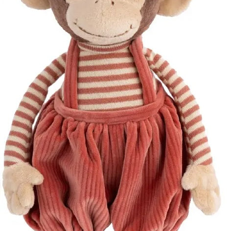 Peluche singe Winston de Bukowski Design vue de face sur fond blanc, en salopette rouge, haut rayé et chapeau assorti